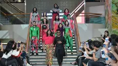 Selama 15 tahun berkarier di dunia mode, David Tlale terkenal dengan kecakapannya memainkan desain rumit dan penggunaan tekstur, serta warna yang tidak dapat diprediksi. Credit to Digital Fashion Week.