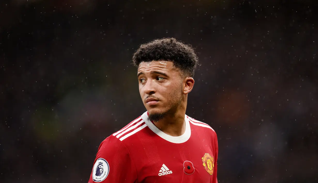 Jadon Sancho - Winger Setan Merah ini harus menelan pil pahit usai terdepak dari skuad Timnas Inggris. Penampilan Sancho yang masih melempem bersama MU membuat Pelatih Inggris Gareth Southgate tidak memanggilnya pada Kualifikasi Piala Dunia 2022. (AFP/Oli Scarff)