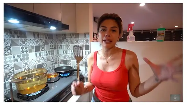 6 Gaya Nikita Mirzani Saat Memasak di Dapur, Curi Perhatian