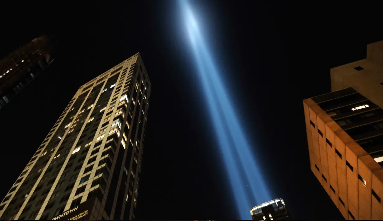 Instalasi cahaya bertajuk 'Tribute in Light' menembak langit New York City pada Selasa (10/9/2019). Cahaya kembar berwarna biru tersebut dinyalakan untuk memperingati 18 tahun peristiwa serangan gedung kembar World Trade Center (WTC) pada 11 September 2001 silam. (Spencer Platt/Getty Images/AFP)