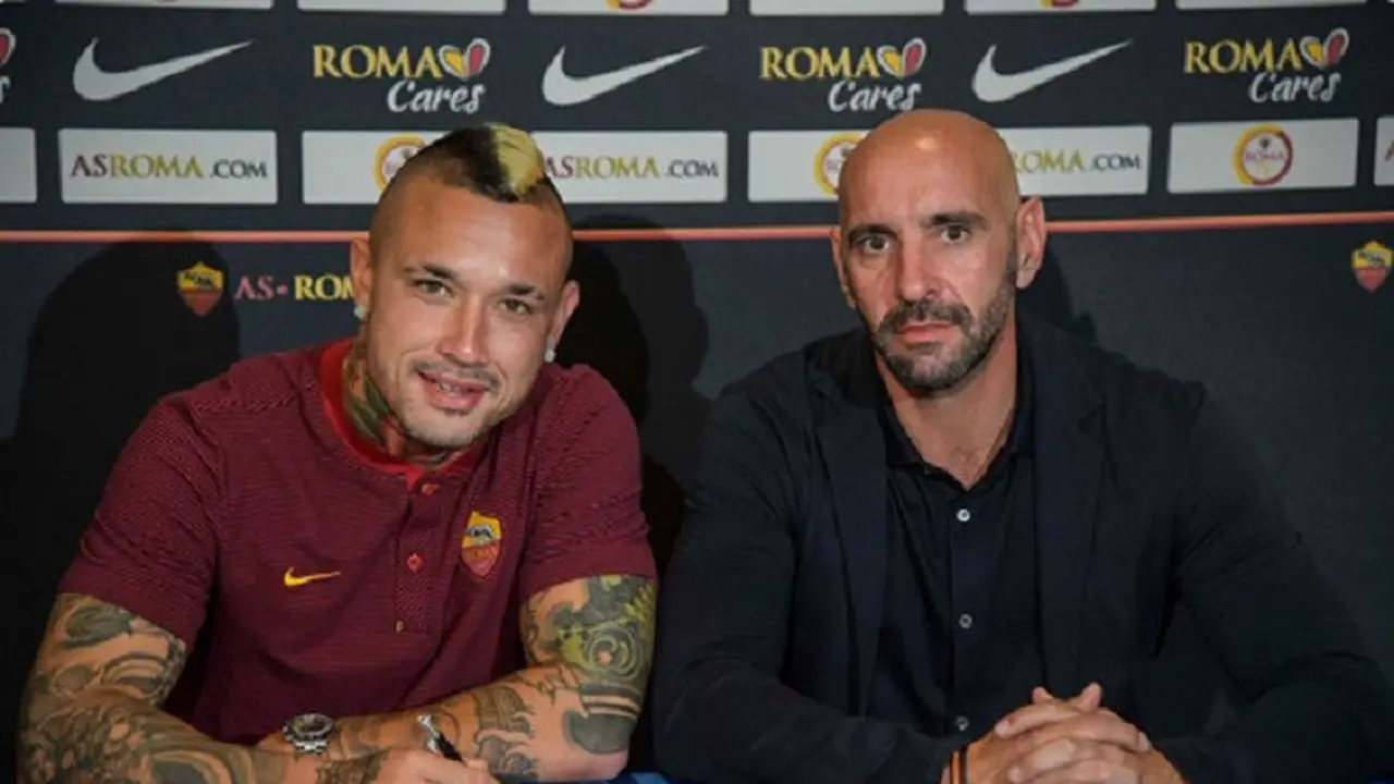 Di meja dengan taplak warna kebesaran Inter Milan, Radja Nainggolan (kiri) menandatangani kontrak baru hingga 2021 bersama AS Roma. 
