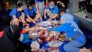 Ayu Ting Ting tanpa ragu terjun langsung memotong daging-daging hewan kurban. (Instagram/ayutingting92)