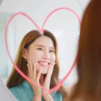 ilustrasi perempuan mencintai diri sendiri/aslysun/Shutterstock