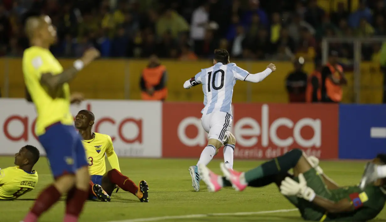 Bintang Argentina, Lionel Messi, merayakan gol ke gawang Ekuador pada laga kualifikasi Piala Dunia 2018 di Stadion Olimpico Atahualpa, Quito, Selasa (10/10/2017). Sempat tertinggal, Argentina akhirnya menang 3-1 atas Ekuador. (AP/Dolores Ochoa)