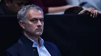 Manajer Manchester United Jose Mourinho menyaksikan pertandingan tenis di O2 Arena, London, Minggu (13/11/2016). (AFP/Glyn Kirk)