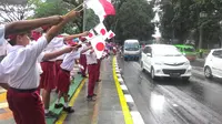Warga Kota Bogor antusias menyambut kedatangan Perdana Menteri (PM) Jepang Shinzo Abe ke Istana Bogor. (Liputan6.com/Achmad Sudarno)