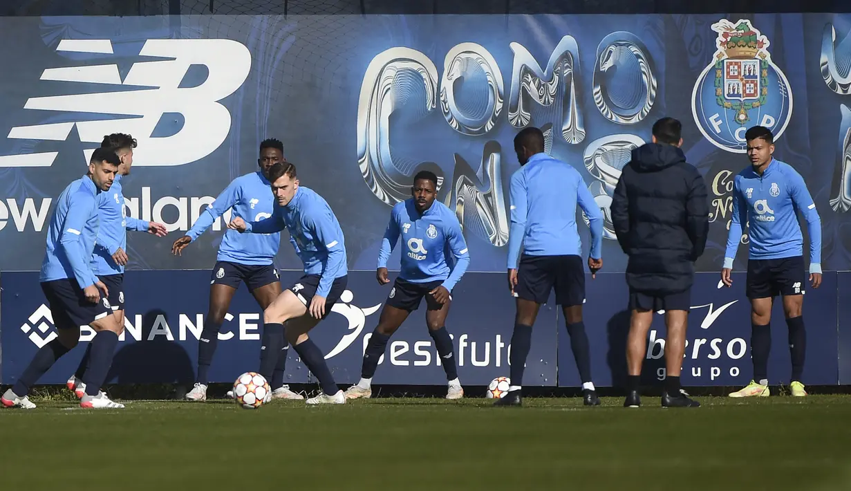 Para pemain Porto mengambil bagian dalam sesi latihan di tempat latihan Olival FC Porto, Vila Nova de Gaia, Portugal, 23 November 2021. Porto akan menghadapi Liverpool pada pertandingan sepak bola Grup B Liga Champions. (MIGUEL RIOPA/AFP)