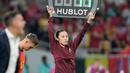 Wasit Jepang Yoshimi Yamashita saat pergantian pemain selama pertandingan sepak bola grup F Piala Dunia antara Belgia dan Kanada, di Stadion Ahmad Bin Ali, Doha, Qatar, Rabu (23/11/2022). Sebelum menjadi wasit, masa muda Yamashita juga dihabiskan dengan bermain sepak bola. (AP Photo/Natacha Pisarenko)
