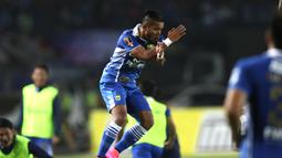 Ekspresi pemain Persib, Zulham Malik Zamrun, setelah mencetak gol kedua Persib ke gawang Pusamania Borneo FC dalam laga leg kedua perempatfinal Piala Presiden 2015 di Stadion Si Jalak Harupat, Bandung, Sabtu (26/9/2015). (Bola.com/Arief Bagus)