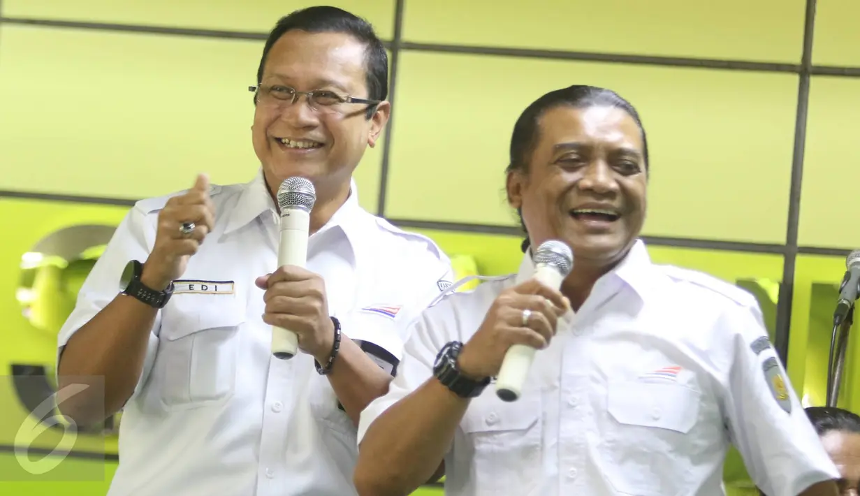 Penyanyi Didi Kempot bersama Direktur Utama PT KAI Edi Sukmoro bernyanyi bersama di Stasiun Gambir, Jakarta, Kamis (9/3). Bertepatan dengan Hari Musik Nasional, PT KAI menunjuk Didi Kempot sebagai Duta Kereta Api. (Liputan6.com/Immanuel Antonius)