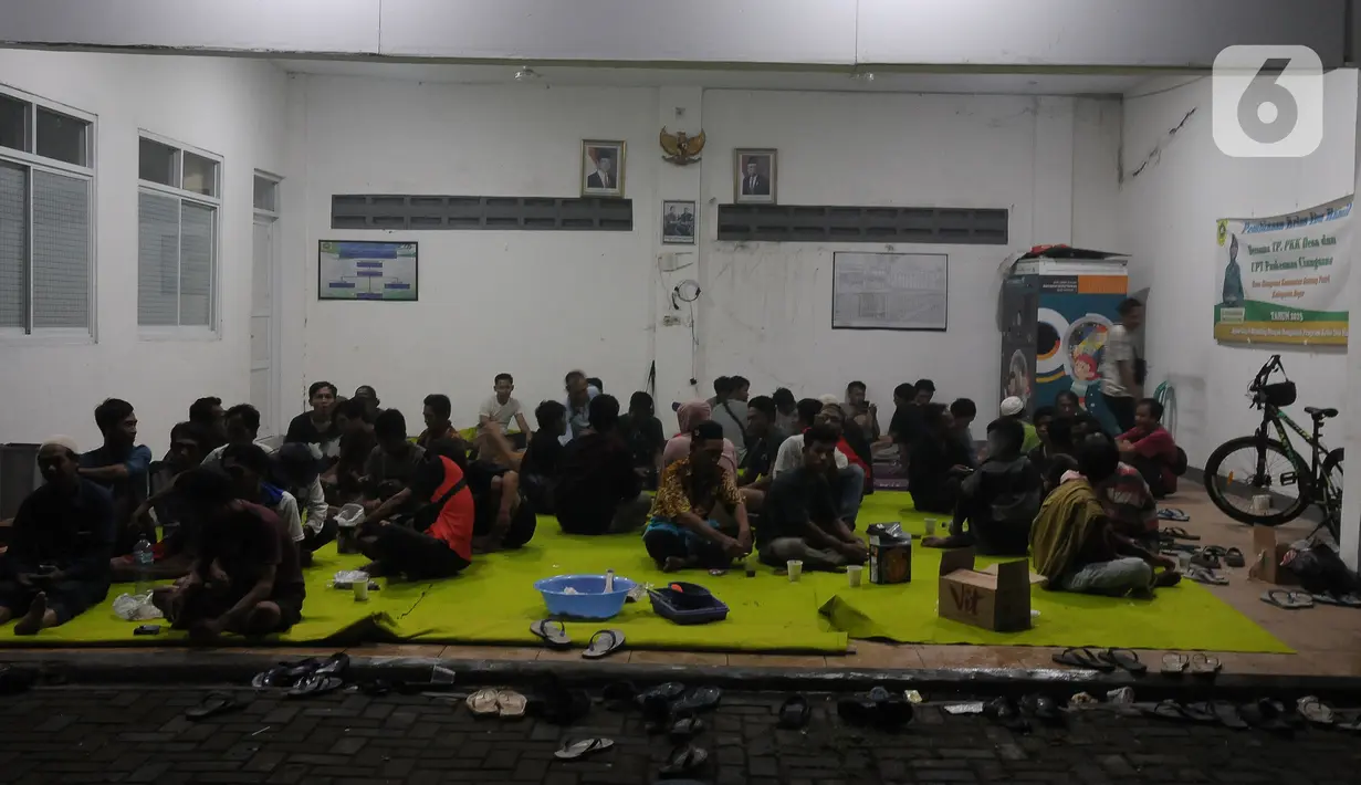 Puluhan warga dievakuasi sementara dari sekitar lokasi ledakan ke rumah kepala desa untuk tampungan sementara. (merdeka.com/Imam Buhori)