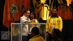 Akbar Tandjung memasukkan surat suara ke dalam kotak suara pada pemilihan calon Ketua Umum Golkar di Munaslub Golkar, Bali, Selasa (17/5). Dalam voting, Setya Novanto terpilih menjadi Ketua Umum Golkar dengan perolehan 277 suara (Liputan6.com/Johan Tallo)