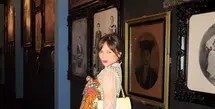 Bukan kebaya sebagai luaran, melainkan sebaliknya, Amel tampil berani mengenakan dress batik colorful di atas kebaya brokat tipis berwarna biru muda. [@amelcarla].