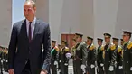 Pangeran William dari Inggris meninjau pasukan kehormatan sebelum bertemu dengan Presiden Palestina Mahmud Abbas di Tepi Barat Kota Ramallah, (27/6). (AFP PHOTO / Ahmad Gharabli)