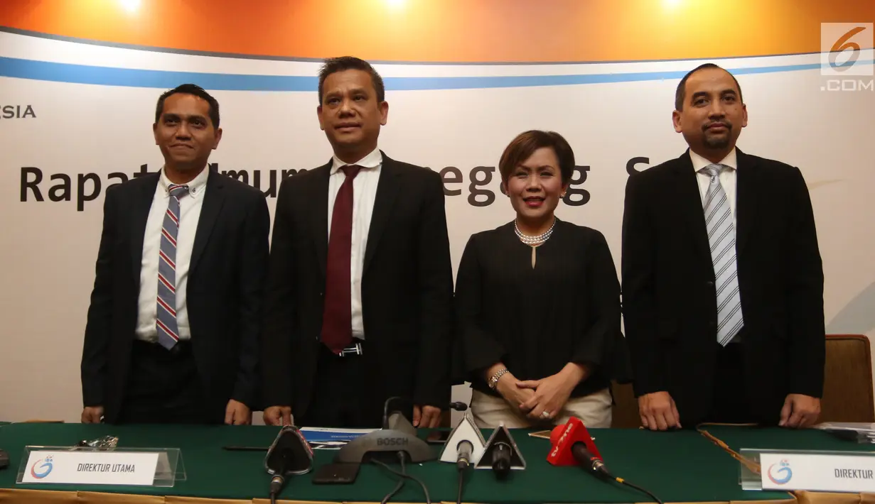 Direktur Programming SCM Harsiwi Achmad (dua kanan), CEO PT LIB Risha Adi Wijaya (kanan), COO PT LIB Tigor Shalom (kiri) dan Dirut PT LIB Berlinton Siahaan (dua kiri) beri keterangan hasil RUPS PT LIB di Jakarta, Kamis (8/3). (Liputan6.com/Arya Manggala)