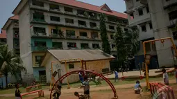 Area bermain dengan fasilitas bermain yang sangat minim menjadi pemandangan yang sangat memprihatinkan di area Rusunawa Sidang, Jakarta, Jumat (19/9/2014) (Liputan6.com/Faizal Fanani)