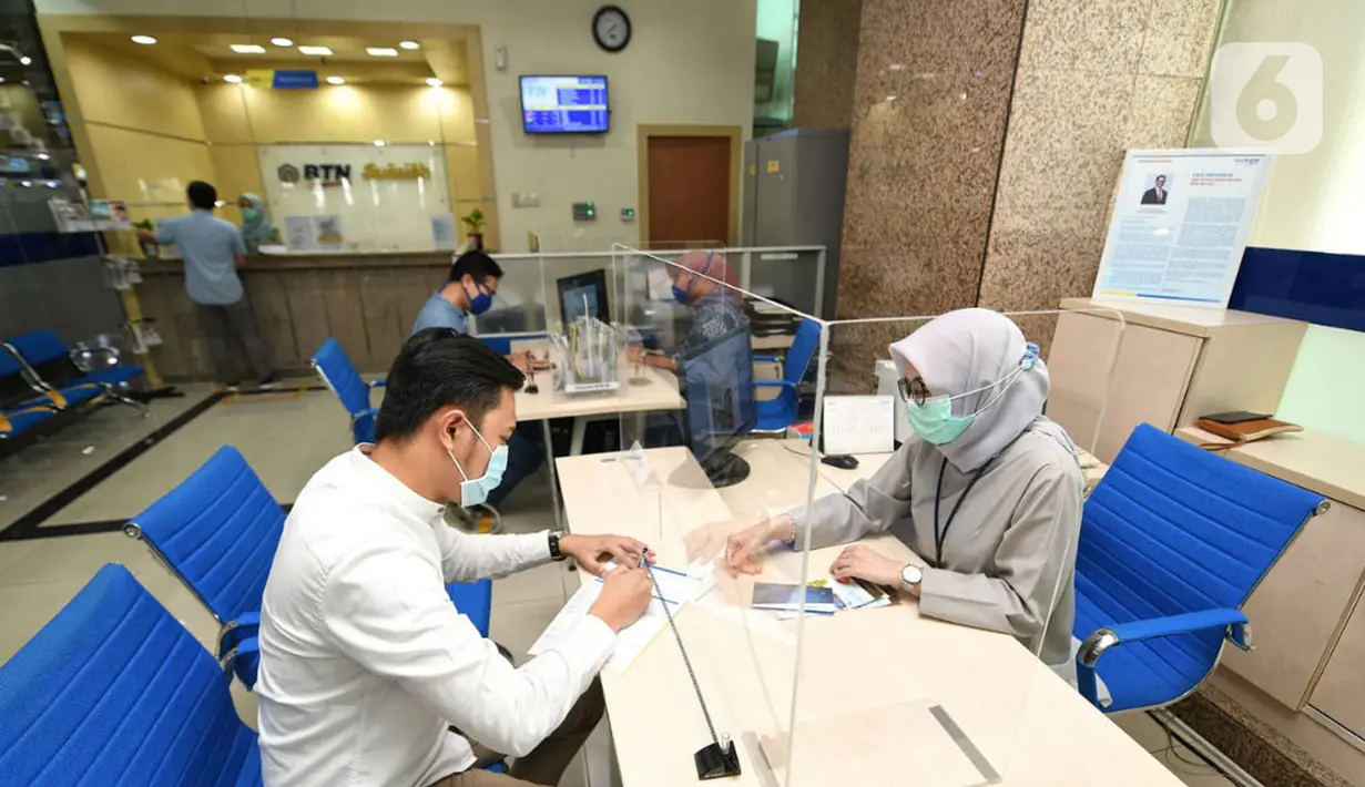 Nasabah Unit Usaha Syariah (UUS) PT Bank Tabungan Negara (Persero) Tbk. tengah melakukan transaksi di kantor BTN Syariah di Jakarta, Rabu (06/04/2021). BTN Syariah tetap mencatatkan pertumbuhan kinerja mencapai double digit kendati berada di masa pandemi. (Liputan6.com/Pool/BTN)
