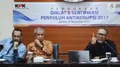 Mantan pimpinan KPK, Bambang Widjojanto (kanan) menyampaikan pandangan kepada peserta Diklat & Sertfikasi Penyuluh Antikorupsi di Gedung KPK, Jakarta, Senin (27/11). Acara diikuti dari berbagai instansi. (Liputan6.com/Helmi Fithriansyah)