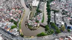 Foto udara memperlihatkan hunian warga di sekitar bantaran Kali Ciliwung yang membelah Kelurahan Kampung Melayu, Jakarta Timur dan Bukit Duri, Jakarta, Selasa (29/4/2025). (merdeka.com/Arie Basuki)