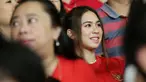 Suporter wanita saat menyaksikan laga Timnas Indonesia vs Argentina pada laga FIFA Matchday 2023 di Stadion Utama Gelora Bung Karno, Jakarta, Senin (19/6/2023). (Bola.com/Muhammad Iqbal Ichsan)