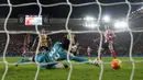 Proses terjadinya gol kedua Southampton ke gawang Arsenal pada laga Liga Inggris. Gol kedua itu dicetak oleh Shane Long. (Reuters/Alan Walter)