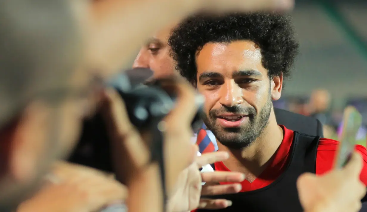 Pesepakbola timnas Mesir, Mohamed Salah dikelilingi fotografer dan penggemar pada sesi latihan terakhir timnya menuju Piala Dunia 2018 di Kairo, Sabtu (9/6). Tim pelatih Mesir tetap memasukkan Mo Salah ke dalam skuat utama ke Rusia. (AP/Amr Nabil)