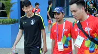 Pemain Timnas Korea Selatan U-23, Son Heung-min, mendapat penjagaan ketat saat latihan di Stadion SPOrT Jabar, Jalan Arcamanik, Kota Bandung, Selasa (14/8/2018). (Bola.com/Muhammad Ginanjar)