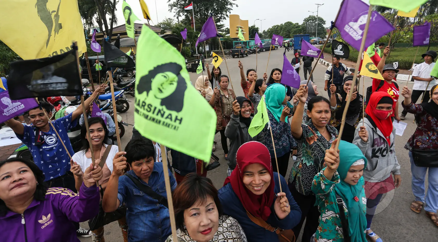 Bendera bergambar Marsinah dibawa para buruh saat aksi memperingati 22 tahun tanpa keadilan "Malam Marah Marsinah" di Kawasan Berikat Nusantara (KBN) Jakarta, Jumat (8/5/2015). (/Faizal Fanani)