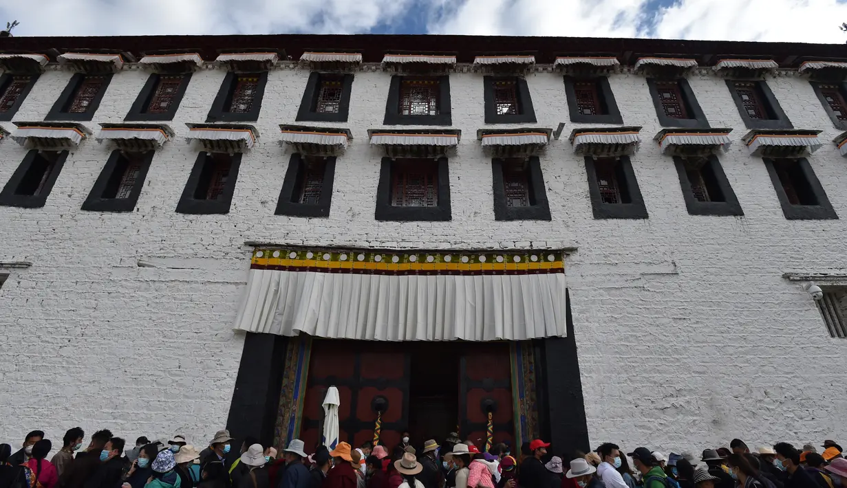 Pengunjung menunggu untuk memasuki Istana Potala di Lhasa, ibu kota Daerah Otonom Tibet, China barat daya (3/6/2020). Pengunjung harus terlebih dahulu melakukan pemesanan secara daring (online) dan jumlah mereka akan dibatasi dengan ketat. (Xinhua/Chogo)