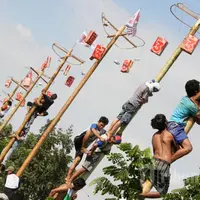 Mumpung masih terasa nuansa kemerdekaan, panjat pinang yang satu ini bakal bikin perutmu terkocok meski bukan terjadi di Indonesia.