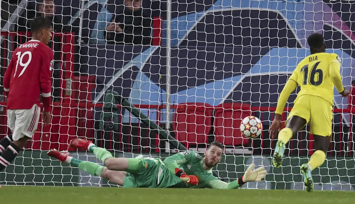 Solskjaer menyebut De Gea berhasil bangkit dan keluar dari tekanan selama musim lalu. Musim ini De Gea membuat lini belakang Manchester United sangat percaya diri dan tenang. (AP/Dave Thompson)