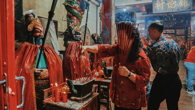 FOTO: Sembahyang di Klenteng Hong Tiek Hian Surabaya yang Konon Dibangun Pasukan Tar-Tar Mongolia