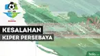 Kiper Persebaya, Miswar Saputra nyaris buat timnya kebobolan karena salah mengantisipasi bola.