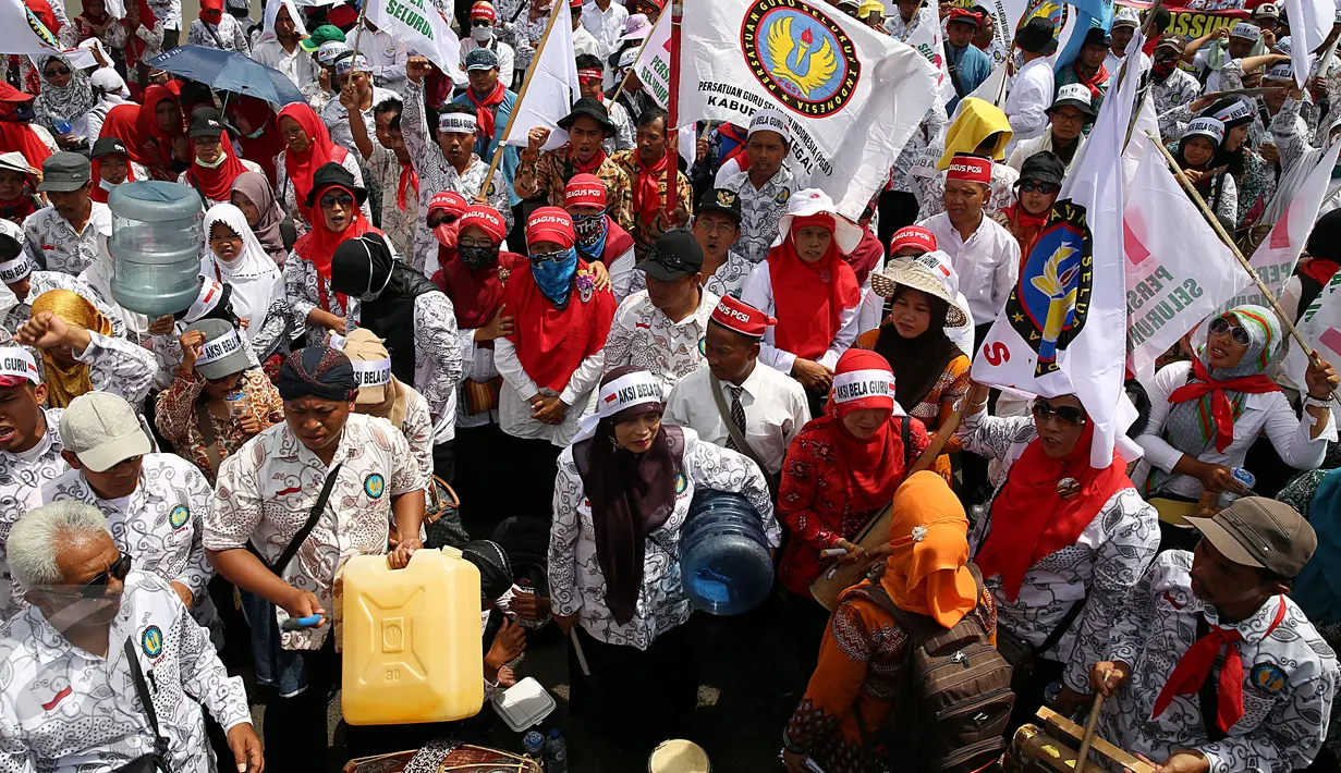 Persatuan Guru Seluruh Indonesia mengelar Aksi di Gedung DPR/MPR, Jakarta, Kamis (12/1). Dalam aksinya mereka menuntut kenaikan upah dan mendesak pemerintah kususnya DPR agar tidak melakukan diskriminasi terhadap guru swasta. (Liputan6.com/Johan Tallo)