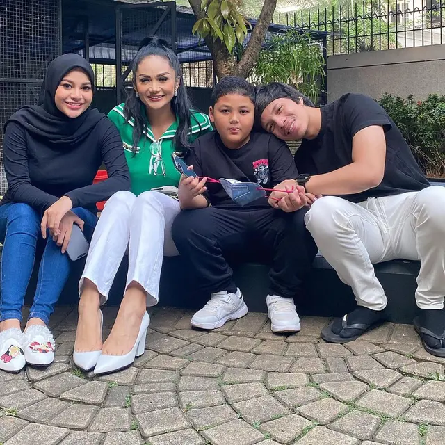 7 Potret Krisdayanti Jenguk Aurel Hermansyah dan Atta Halilintar, Akrab Bareng Kellen