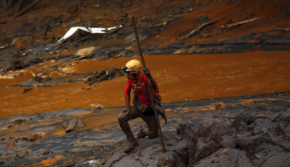 Petugas saat mencoba mencari korban yang hilang akibat bendungan yang dimiliki oleh Vale SA dan BHP Billiton Ltd hancur dan menhantam kawasan Mariana, Brazil, (8/11/2015).  Bendungan tersebut berisi lumpur dan air. (REUTERS/Ricardo Moraes)