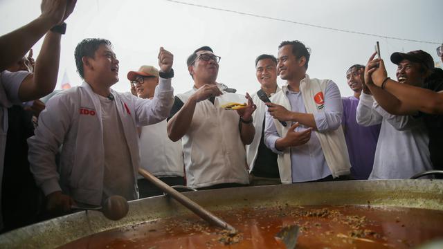 Selesai mencicipi gulai, Ridwan Kamil bahkan sempat menyuapi salah satu warga untuk ikut merasakan lezatnya hidangan tersebut. (Istimewa)