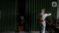 Petugas PMI melakukan penyemprotan disinfektan di pemukiman rumah warga  RW 01 Jakarta Pusat, kamis (9/7/2020). Penyemprotan ini untuk mencegah penyebaran virus corona (COVID-19). (merdeka.com/Imam Buhori)