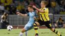 Pemain Manchester City, Pablo Maffeo, berebut bola dengan pemain Borussia Dortmund, Felix Passlack, pada laga International Champions Cup 2016 di Shenzhen, China, Kamis (28/7/2016) . (AFP/Wang Zhao)
