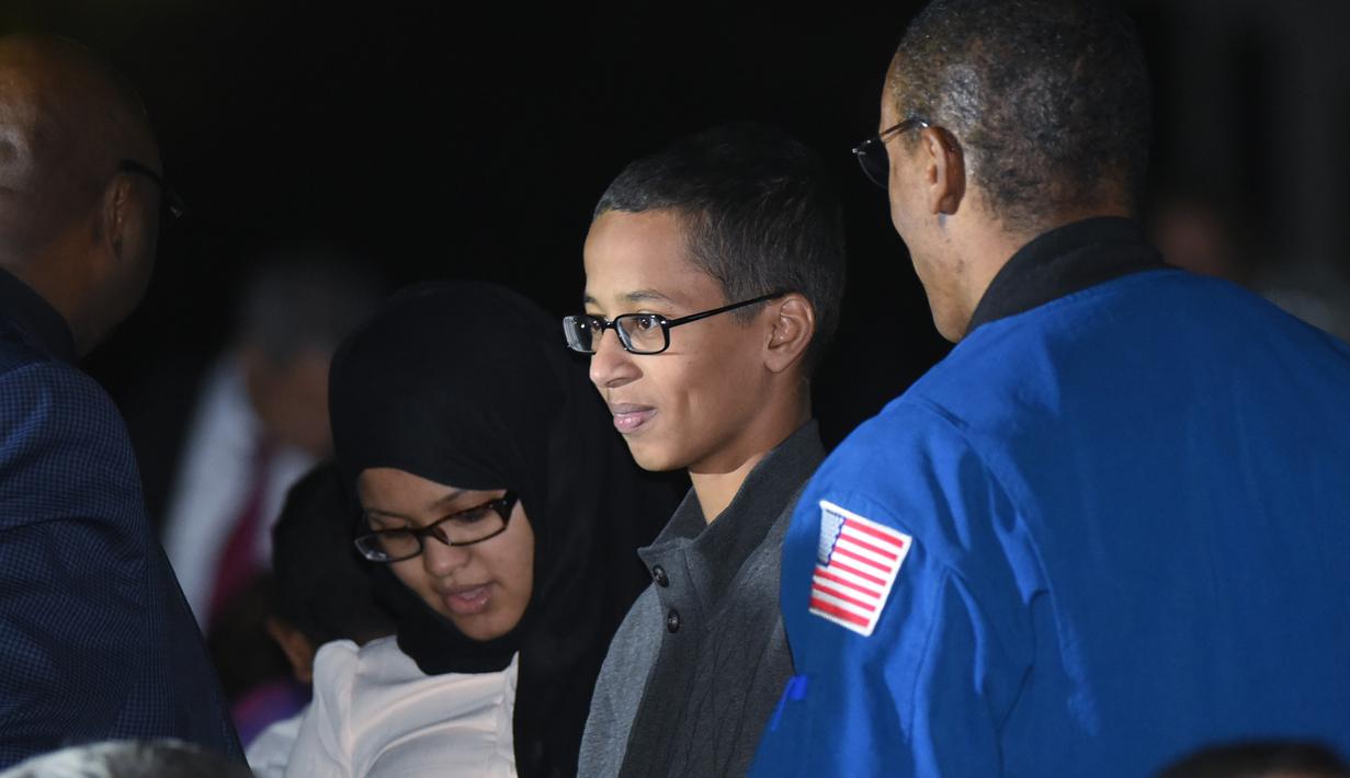 Ahmed Mohamed (tengah), remaja asal Texas yang sempat ditahan karena jam buatannya dianggap bom mengunjungi Gedung Putih, Senin (19/10). Ahmed mendapat undangan pribadi dari Presiden Obama untuk menghadiri 'Astronomy Night'. (AFP PHOTO/Mandel NGAN)