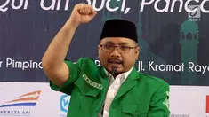 Ketua Umum GP Ansor, Yaqut Cholil Qousam berpidato dalam acara Peringatan Nuzulul Quran dan Hari Lahir Pancasila di kantor PP GP Ansor, Jakarta, Sabtu (02/6). Peringatan ini mengusung tema Alquran Suci, Pancasila Sakti. (Liputan6.com/Pool/Sandoval)