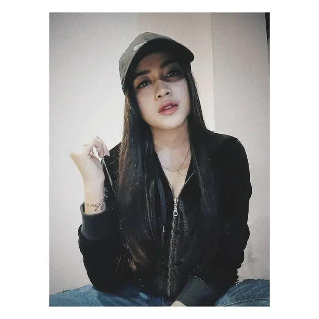 7 Potret Xena Xenita, Pedangdut yang Digerebek di Hotel dengan Suami Orang