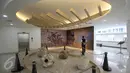 Pengunjung melihat koleksi Galeri Barang Muatan Kapal Tenggelam (BMKT) di Gedung Mina Bahari IV, Kementerian Kelautan dan Perikanan (KKP), Jakarta, Selasa (14/3). Sekitar 1.500 artefak itu dari muatan kapal yang tenggelam. (Liputan6.com/Immanuel Antonius)