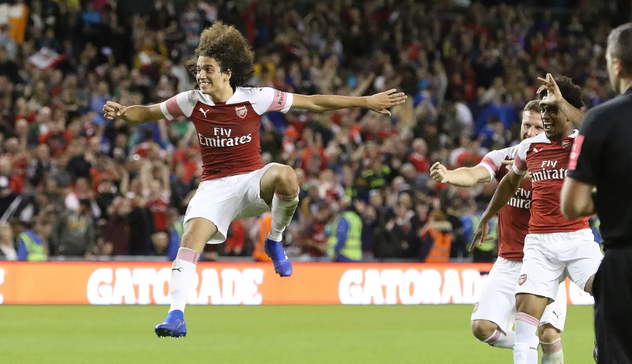 Gelandang Arsenal Matteo Guendouzi (kiri) merayakan dengan rekan satu timnya setelah mereka menang 6-5 dalam adu penalti selama pertandingan International Champions Cup (ICC) di Stadion Aviva di Dublin (1/8). (AFP Photo/Paul Faith)