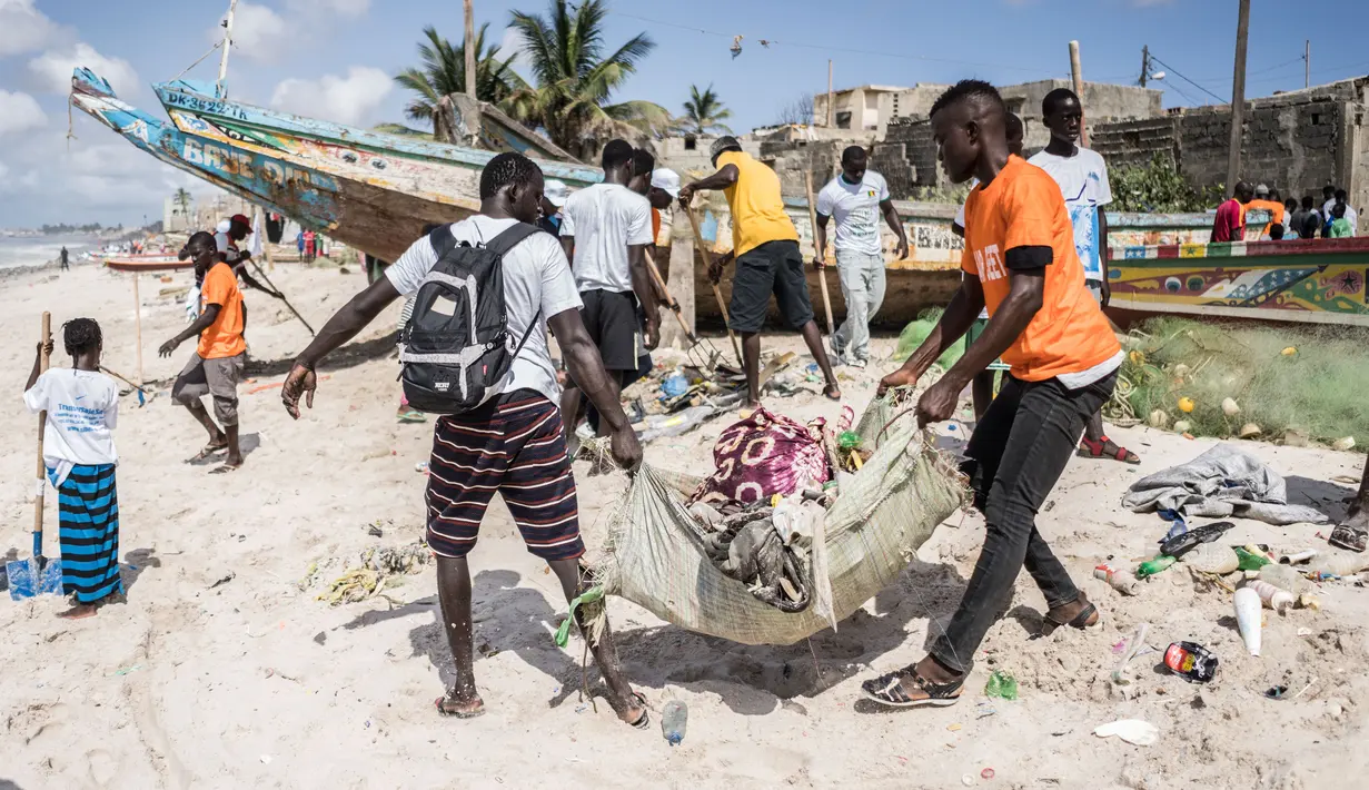 Relawan membersihkan pantai secara berkelompok di pinggiran Dakar, Senegal (13/9/2020). Bersih-bersih pantai ini diharapkan dapat lebih banyak wisatawan akan tertarik mengunjungi pantai yang lebih bersih. (Xinhua/Louis Denga)