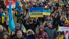 Pengunjuk rasa menyalakan senter sebagai simbol berbagi dan melindungi cahaya kebebasan untuk memperingati tahun kedua invasi Rusia ke Ukraina dan sepuluh tahun Rusia mencaplok Krimea di Boston Common, Boston, Massachusetts, 24 Februari 2024. (Joseph Prezioso/AFP)