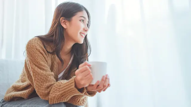 perempuan dan april minum