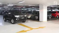 Mobil mencari tempat parkir di pusat perbelanjaan Jakarta, Jumat (11/8). Untuk mengerem pemakaian kendaraan pribadi, Pemprov DKI berencana menaikkan tarif parkir mobil hingga Rp50 ribu untuk sekali parkir pada tahun ini. (Liputan6.com/Immanuel Antonius)