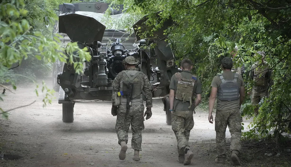 Tentara Ukraina memindahkan howitzer M777 yang dipasok Amerika Serikat (AS) ke posisi untuk menembaki posisi Rusia di wilayah Donbas, Ukraina, 18 Juni 2022. (AP Photo/Efrem Lukatsky)