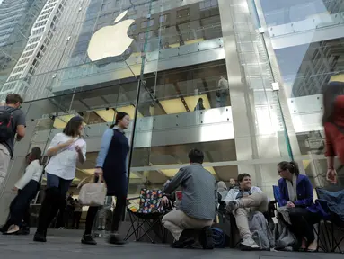 Calon pembeli antre di depan Apple Store untuk mendapatkan iPhone 7, Australia, Sydney, Kamis (15/9). Sejumlah orang tampak duduk di kursi lipat di luar toko hanya untuk mendapat iPhone 7. (REUTERS / Jason Reed)